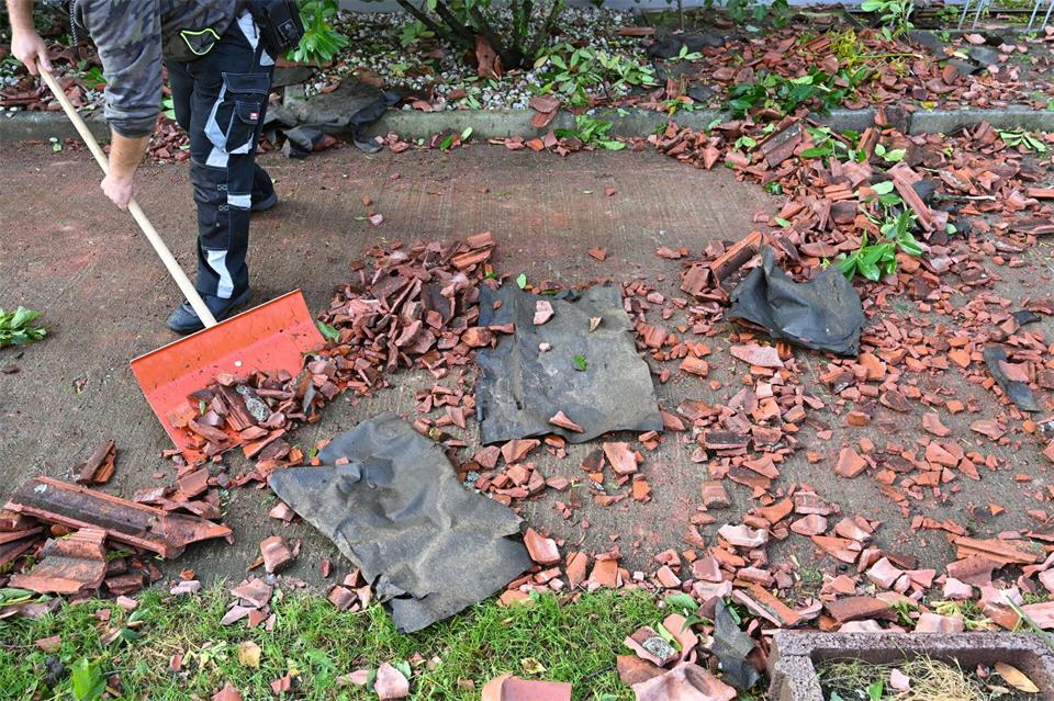 Aufräumen nach dem Tornado.Patrick Pleul/dpa