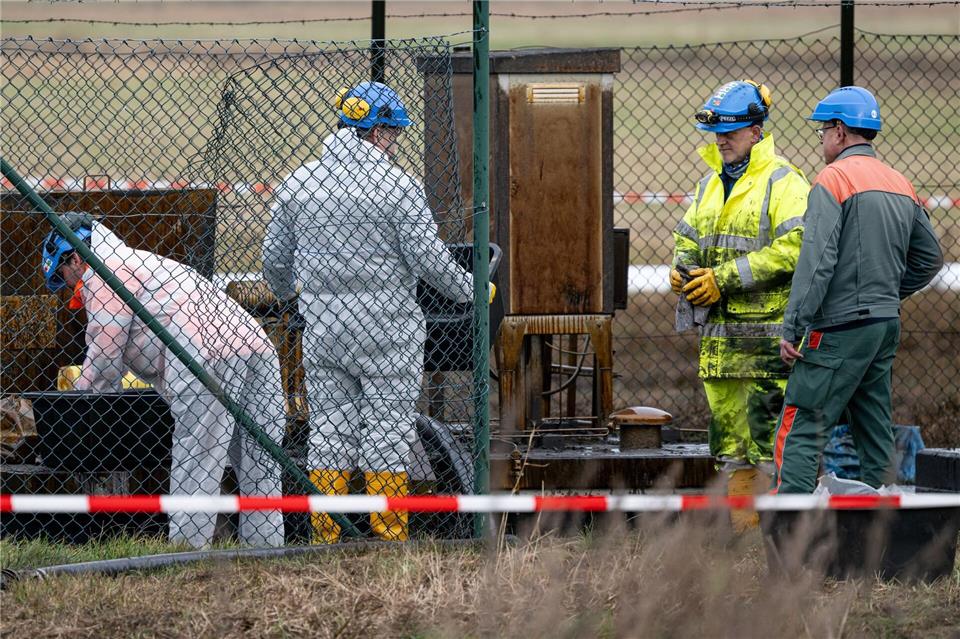Aufräumen nach dem Unglück: Arbeiter bei Gramzow.Fabian Sommer/dpa