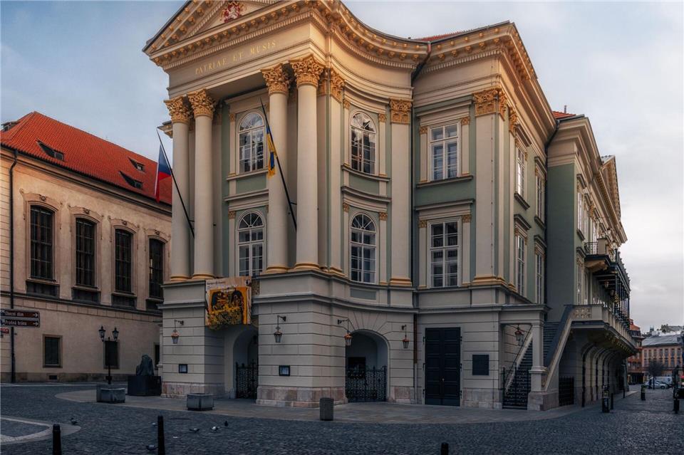 Aufs Ständetheater durch die Altstadtgasse Železná rennt Tom Cruise zu - im Film.  Prague City Tourism/dpa-tmn