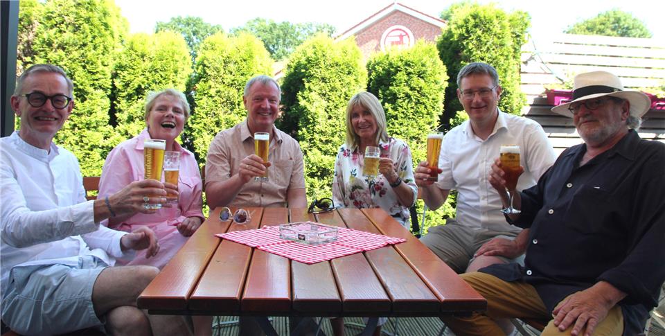 Aufsichtsrat und Vorstand von "Vivat!Velen" stießen am Sonntag auf ein erfolgreiches Jahr 2025 an (von links): Markus Wellermann, Maria Schonnebeck, Helmut Essink, Silvia Dignaß, Michael Drews und Heinz-Willi Rieken. Es fehlt auf dem Bild: Meike Gerritsen.