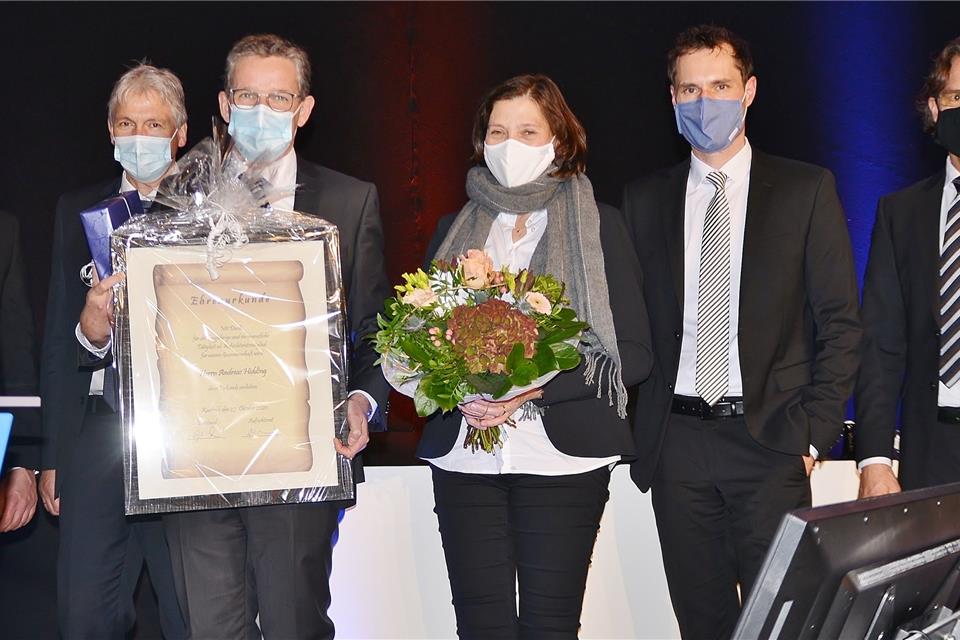 Aufsichtsratsmitglied Andreas Hidding (3.v.l., mit Urkunde) wurde von Oliver Cichowski, Bernhard Böckenhoff, Marcus Feldhaar und Jan-Bernd Seier (v. l). verabschiedet. Für Ehefrau Rita Hidding gab es als Dankeschön einen Blumenstrauß.