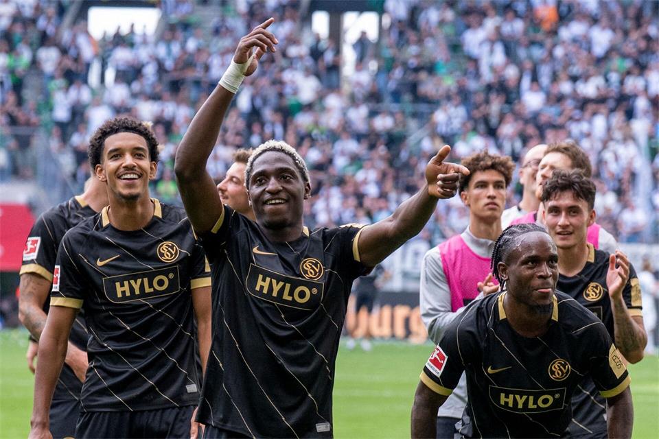 Aufsteiger Elversberg feiert den zweiten Sieg im zweiten Spiel.David Inderlied/dpa