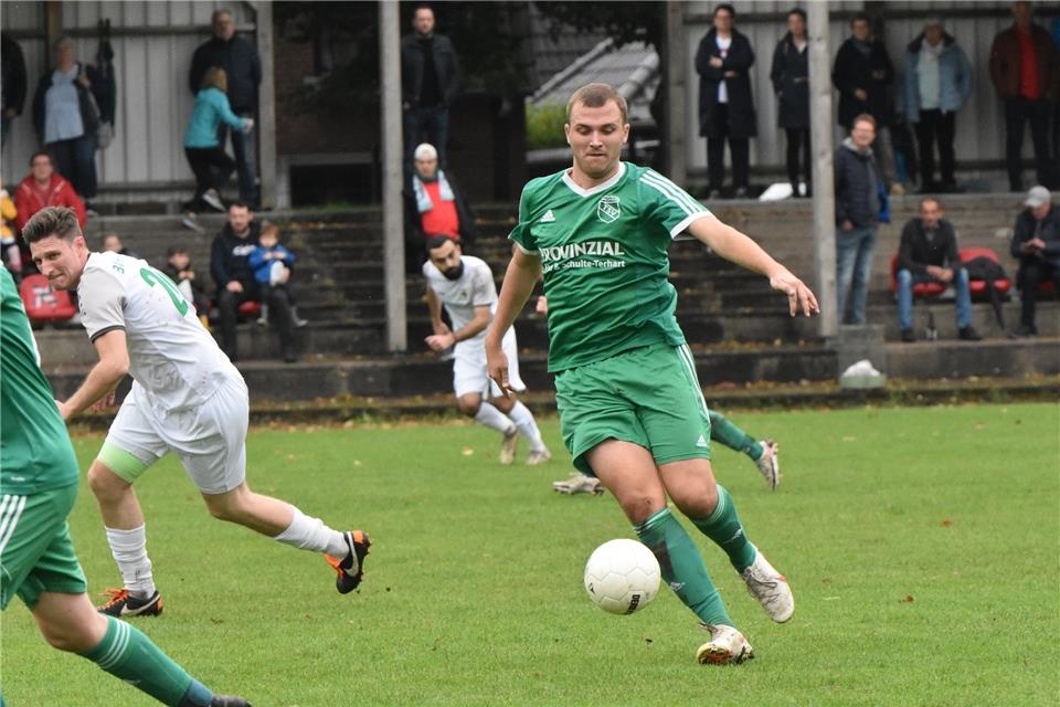 Christoph Platzek: Der Jubelkönig des Aufsteigers Aufsteiger, Torschützenkönig, Teamplayer, treue Seele: Der Raesfelder Stürmer Christoph Platzek befindet sich in der Form seines Lebens und knipst auch in der Bezirksliga munter weiter.