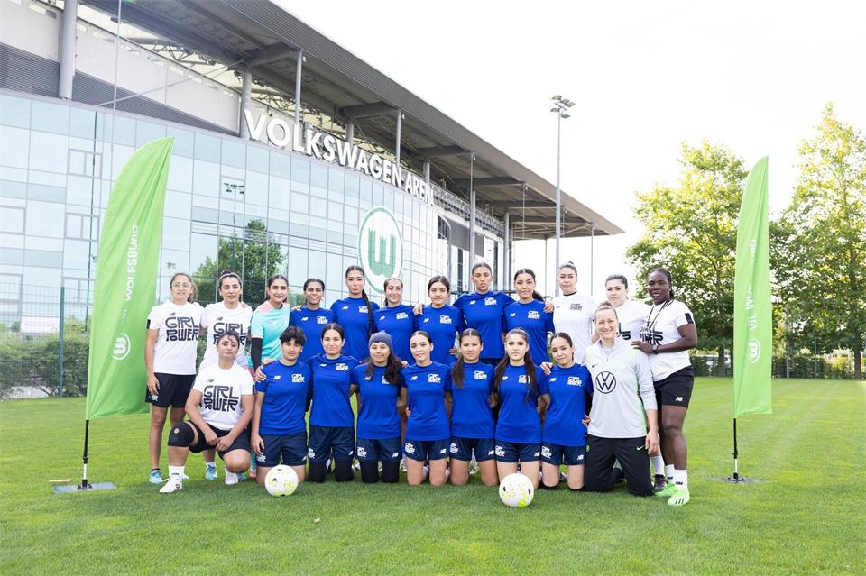 Aufstellen zum Gruppenfoto: Afghanische Fußballerinnen im Summer Camp. Irving Villegas/dpa