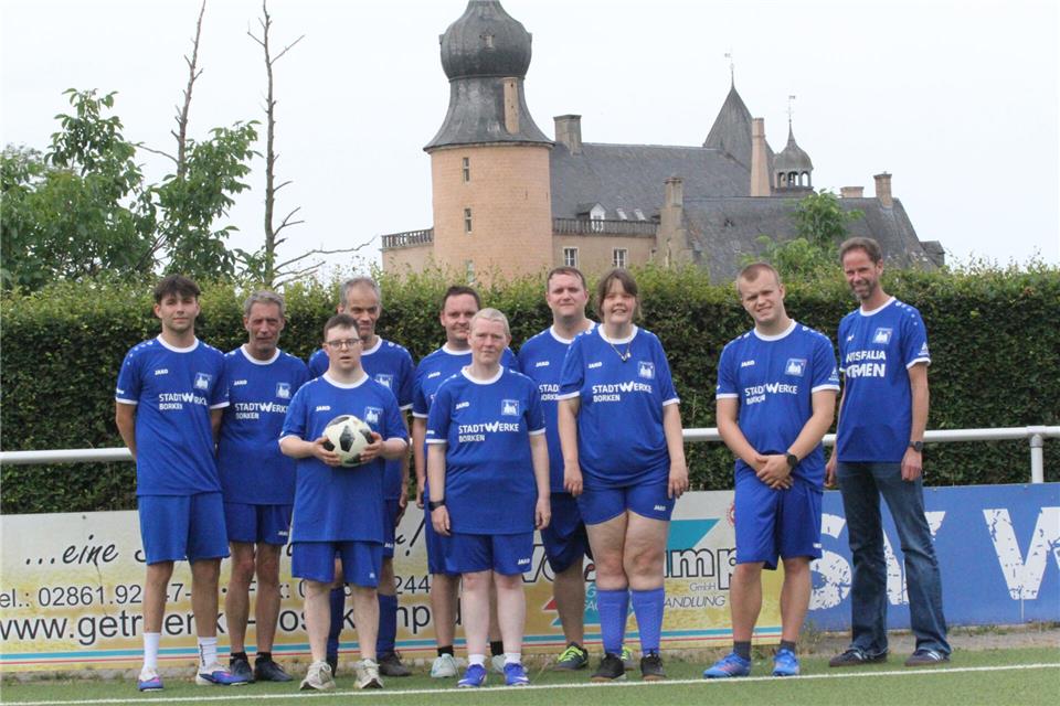 Aufstellung genommen: Die Mannschaft von Fagus wird von Tom Rehmann (links) betreut.