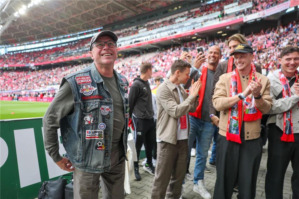 Aufstiegstrainer Ralf Rangnick (l.) zog sich eine Fankutte an.Jan Woitas/dpa