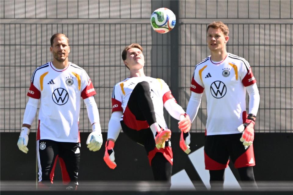 Auftakt in die WM-Vorbereitung: die deutschen Torhüter, Jonas Urbig in der Mitte, beim Training.Federico Gambarini/dpa