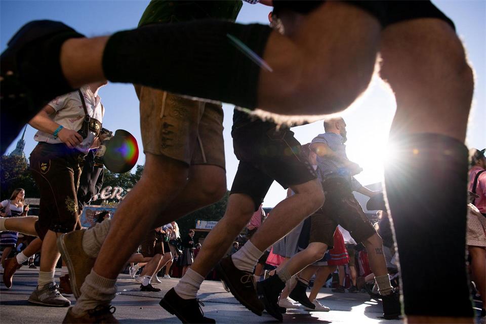 Auftakt zum Oktoberfest. Die ersten Wiesnbesucher rennen zu den Festzelten - zum Großteil in Lederhosen und Dirndl. (Archivbild)Sven Hoppe/dpa