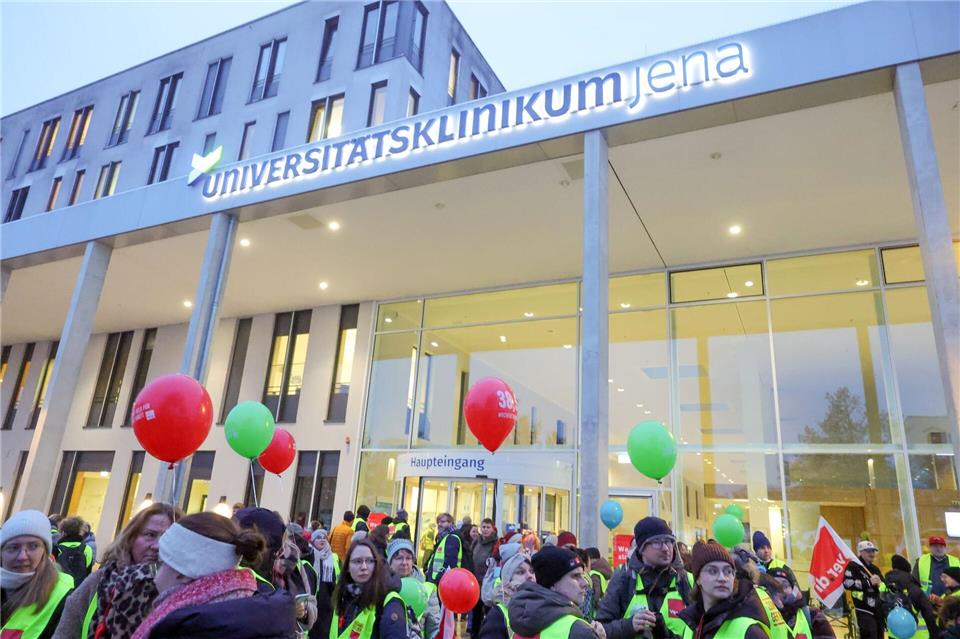 Auftakt zum Warnstreik am Universitätsklinikum Jena.Bodo Schackow/dpa