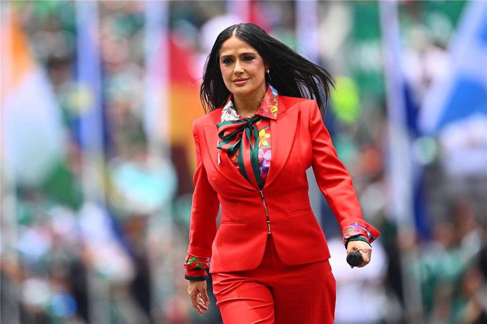 Auftritt in Rot: Salma Hayek. (Archivbild)Tom Weller/dpa