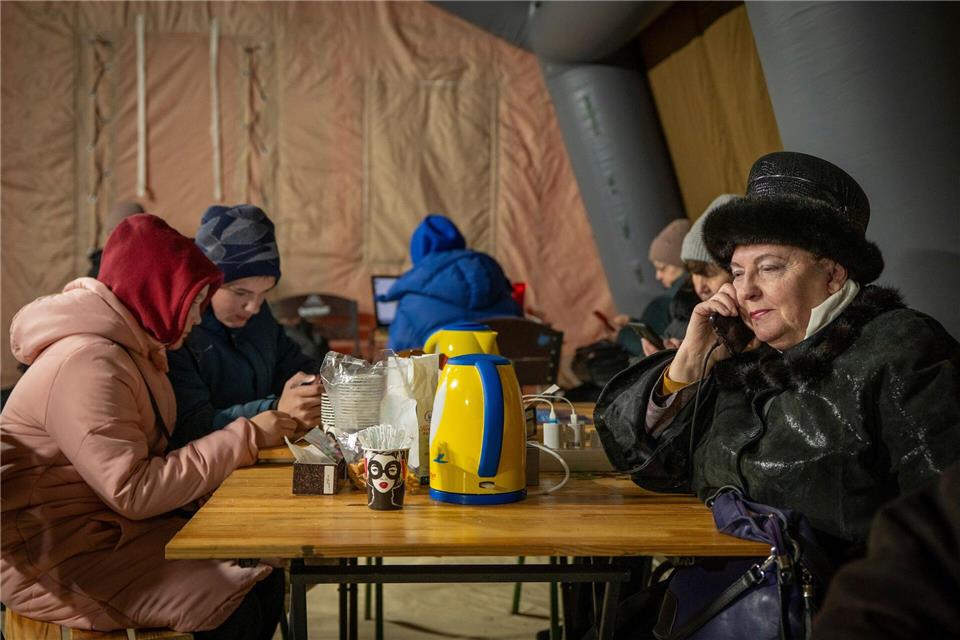 Aufwärmpunkte sollen den Ukrainern durch die schwere Zeit nach russischen Luftangriffen helfen.Danyil Bashakov/AP/dpa