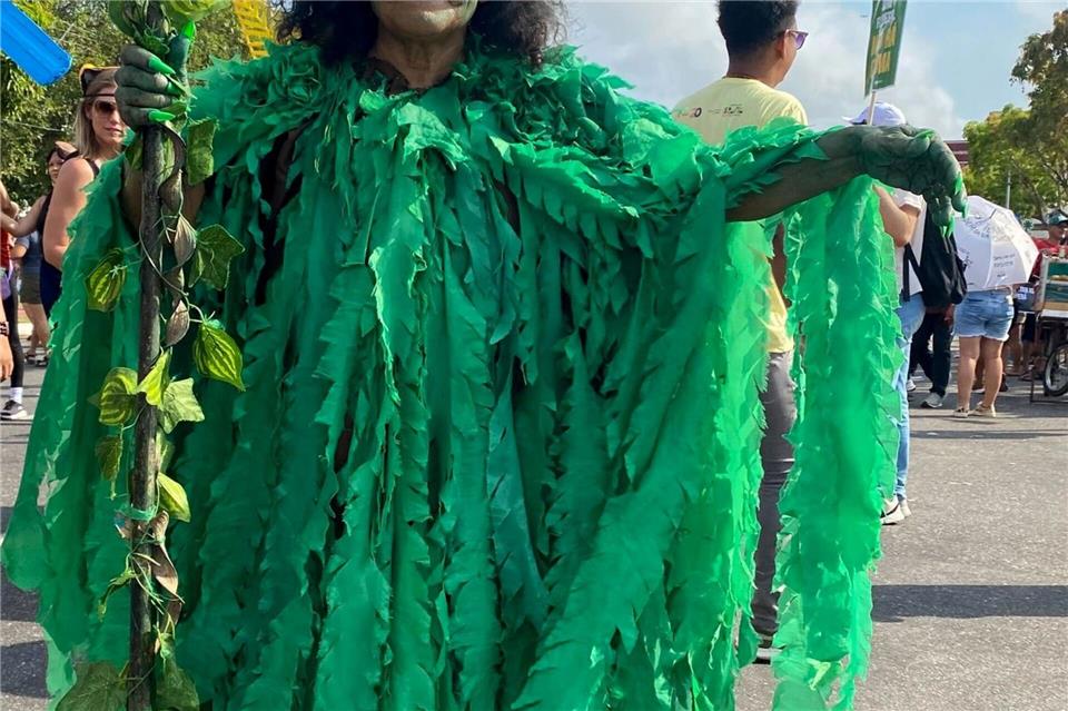 Aufwendig verkleidet zogen viele Klimaschützer durchs Zentrum der Millionenstadt Belém. Torsten Holtz/dpa