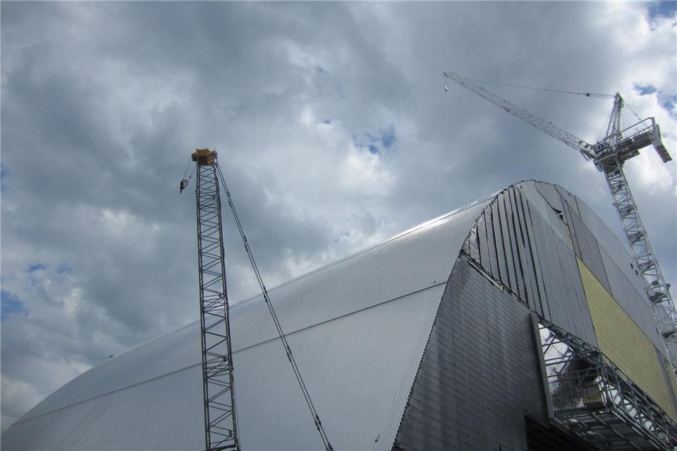 Aufwendig wurde 2016 eine neue Schutzhülle für den Katastrophenreaktor montiert. (Archivbild)picture alliance / dpa