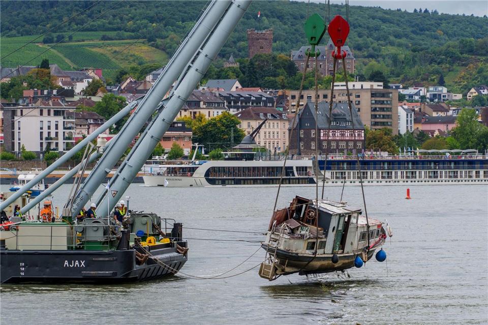 Aufwendige Aktion: Ein Schwimmkran hat ein bei Rüdesheim gestrandetes Sportboot geborgen. Andreas Arnold/dpa