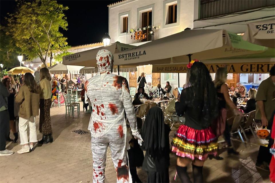 Aufwendige Grusel-Deko, noch aufwendigere Kostüme: Kein Zweifel, dass Halloween auf Ibiza sehr ernst genommen wird.Friederike Ostermeyer/dpa-tmn