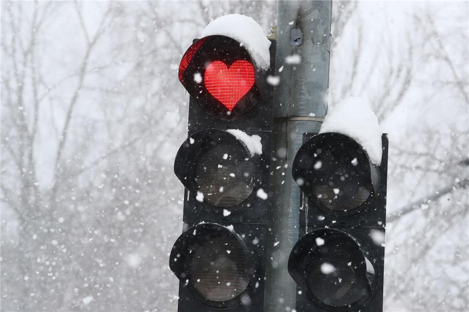 Augen auf beim Herzgebrauch - auch an der Ampel. (Archivbild)Bodo Schackow/dpa-Zentralbild/dpa