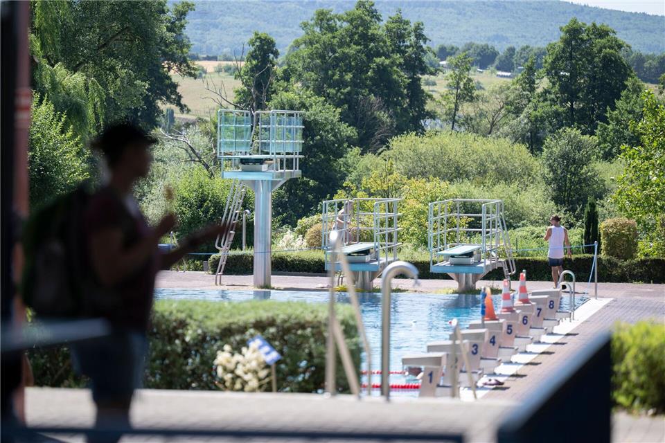 Polizei bittet um Wachsamkeit im Schwimmbad Augen auf im Freibad. (Archivbild)Boris Roessler/dpa