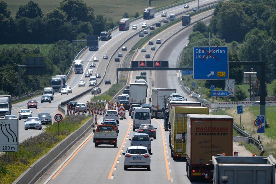Augen auf im Straßenverkehr: Das sollte generell selbstverständlich sein. Doch erst recht im Bereich von Baustellen, wo es oft nur viel langsamer vorangehen darf.Arne Dedert/dpa/dpa-tmn