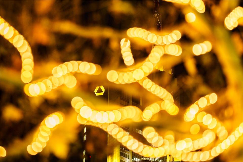 Augen können durch Weihnachtslichter geschädigt werden. (Archivbild)Frank Rumpenhorst/dpa