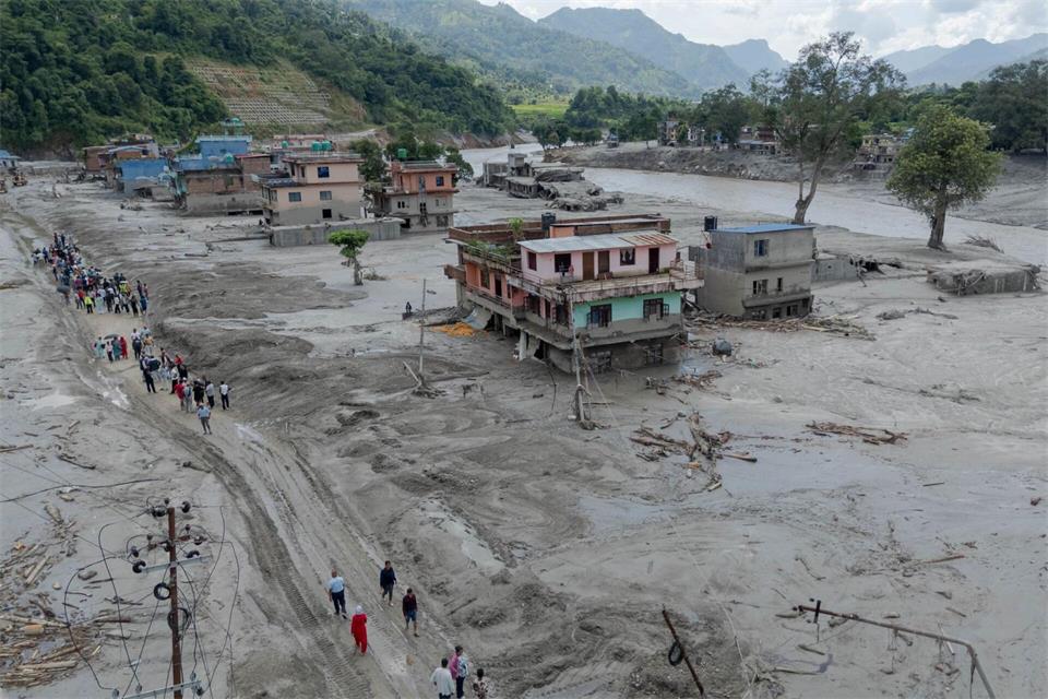 Augenzeugen berichteten, dass ganze Dörfer weggespült wurden. Sulav Shrestha/XinHua/dpa