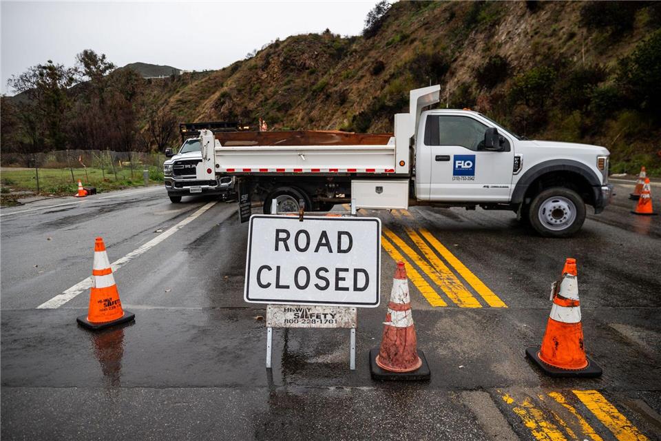 Augenzeugen berichteten nach dem Wintersturm von umgestürzten Bäumen, überschwemmten Straßen und kleineren Erdlöchern.Ethan Swope/FR171736 AP/AP/dpa