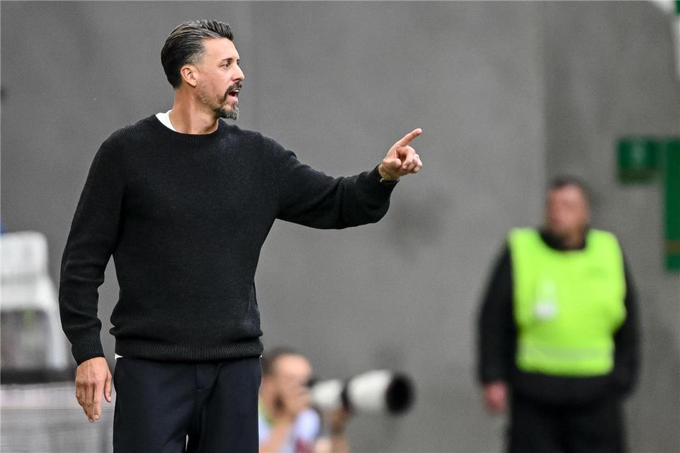 Augsburg-Trainer Sandro Wagner hat schon jetzt eine ereignisreiche erste Saisonphase hinter sich. (Archivbild)Harry Langer/dpa