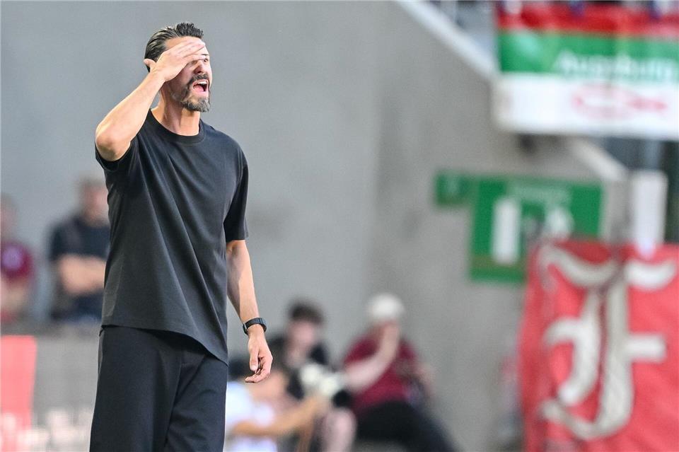Augsburg-Trainer Sandro Wagner ist sehr unzufrieden mit der ersten Halbzeit.Harry Langer/dpa