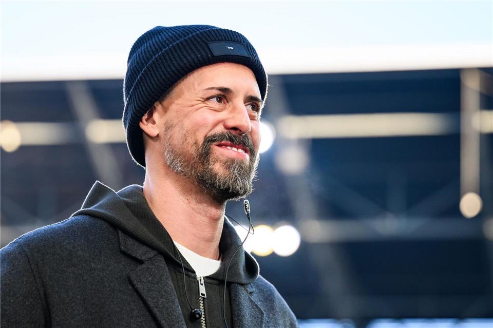Augsburg-Trainer Sandro Wagner lächelt im Stadion. (Archivfoto)Tom Weller/dpa