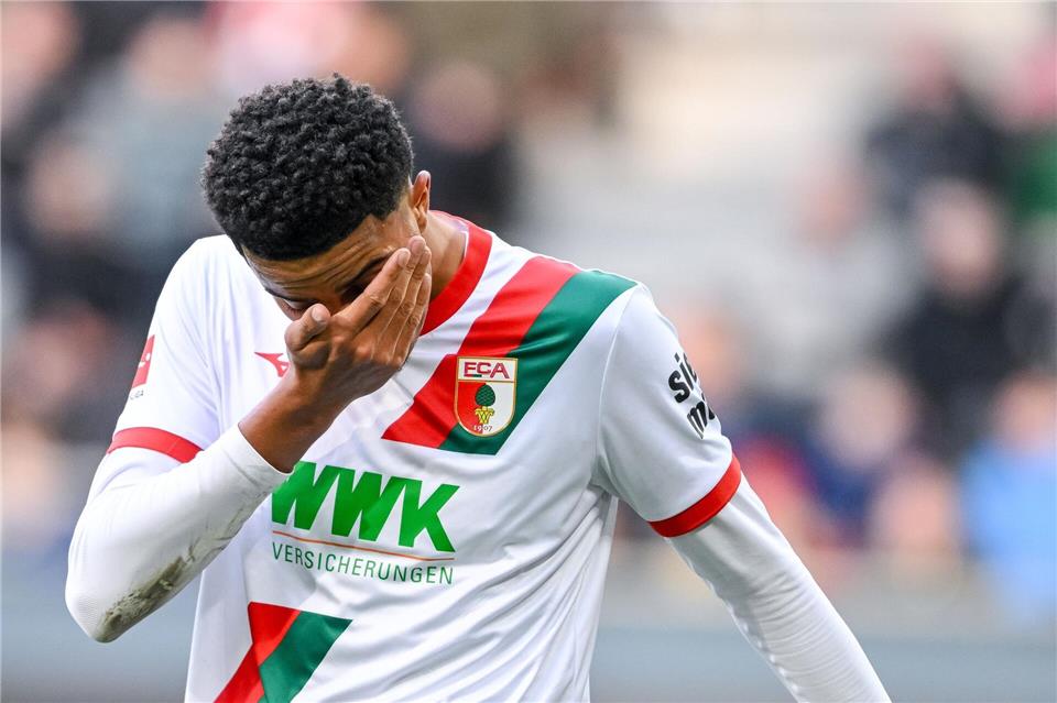 Bayern siegt sich zum Europarekord - BVB schlägt Köln spät  Augsburg-Youngster Noahkai Banks ist nach der Klatsche gegen Leipzig bedient.Harry Langer/dpa