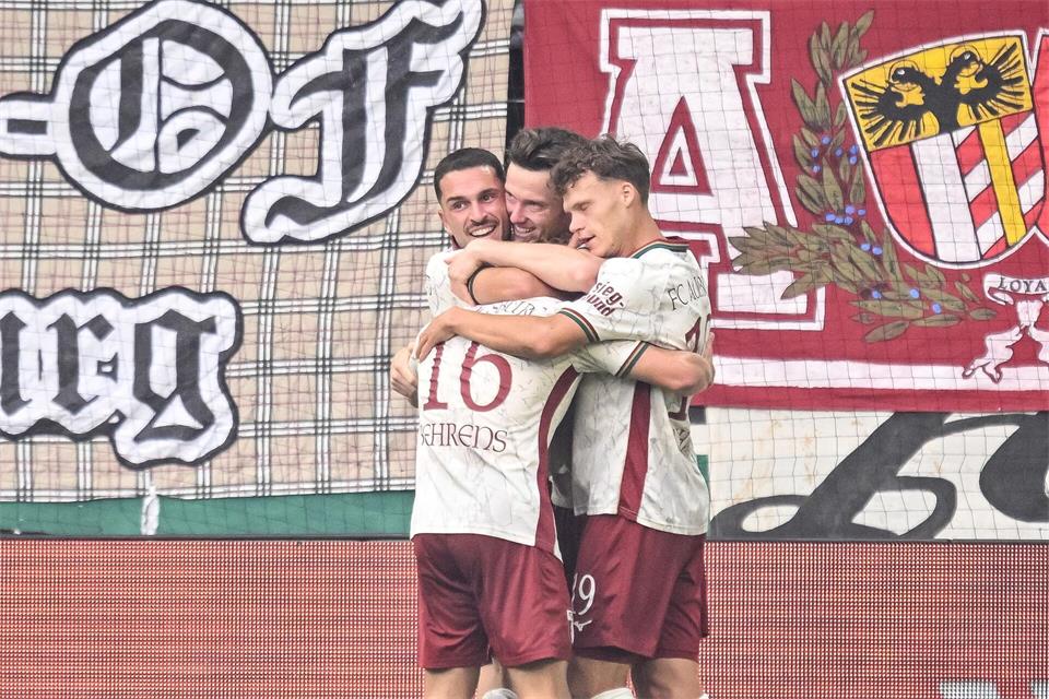 Augsburg jubelt nach dem ersten Gregoritsch-Treffer gegen Leverkusen.Harry Langer/dpa