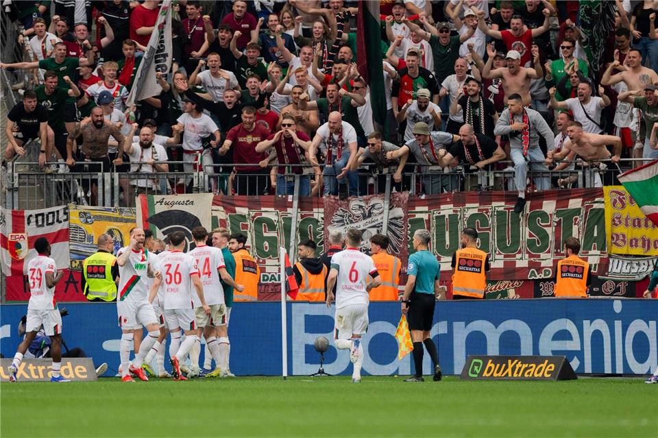 Augsburg jubelt über das 2:1 nach einem verwandelten Elfmeter in der Nachspielzeit. Rolf Vennenbernd/dpa