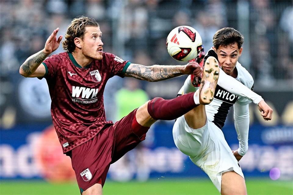 Augsburg und Calvin Brackelmann (li.) liefern einen Kampf auf Biegen und Brechen in Elversberg.Uwe Anspach/dpa