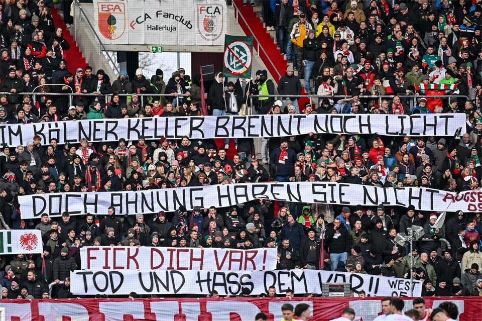 Augsburger Aktion gegen den Videobeweis. (Archivbild)Harry Langer/dpa
