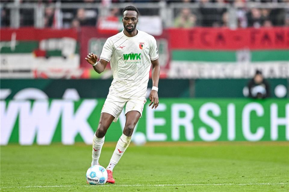 Augsburgs Chrislain Matsima ist Papa geworden. (Archivbild)Harry Langer/dpa