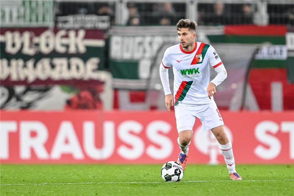 Augsburgs Elvis Rexhbecaj wechselt zu seinem Jugendclub zurück. (Archivbild)Harry Langer/dpa