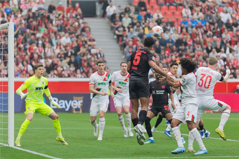 Augsburgs Keeper Finn Dahmen rettete immer wieder vor dem Rückstand. Rolf Vennenbernd/dpa