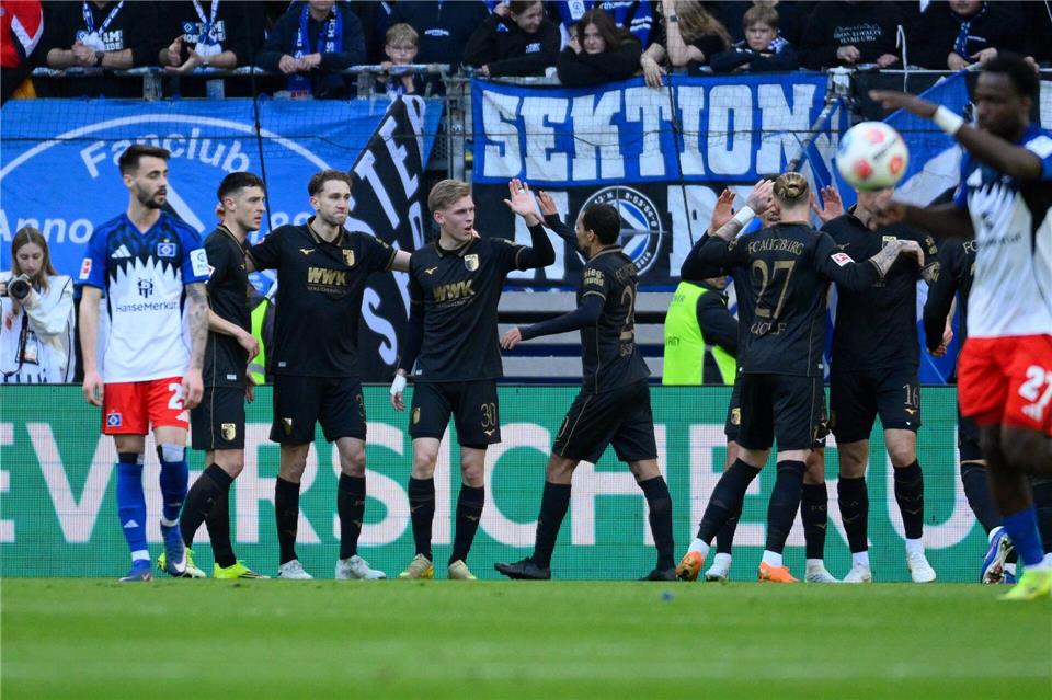 Augsburgs Spieler durften über die Führung jubeln. Gregor Fischer/dpa