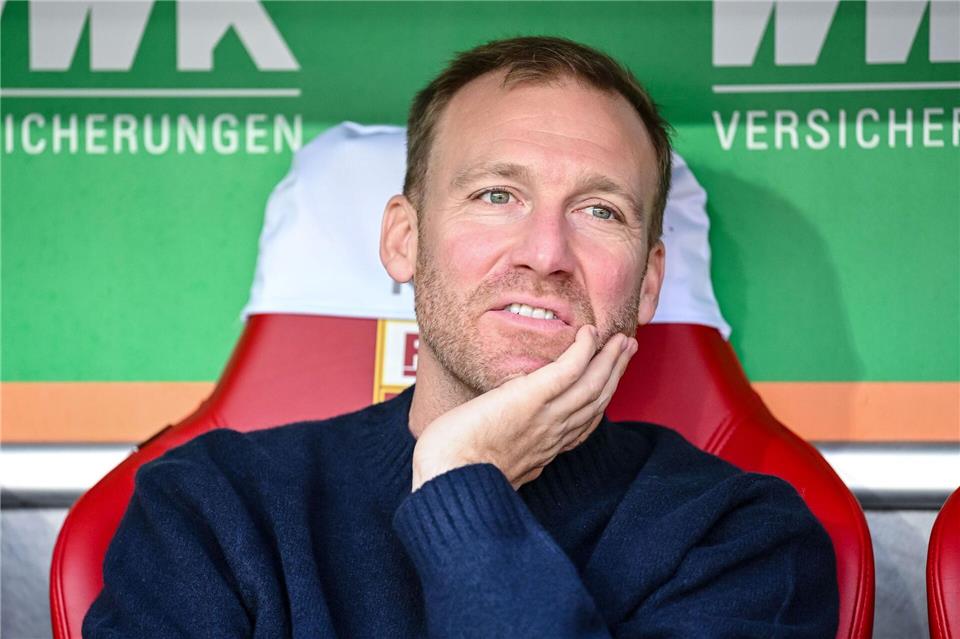 Augsburgs Sportdirektor Benjamin Weber will sich in diesen Tagen mit Manuel Baum zusammensetzen. (Archivbild)Harry Langer/dpa