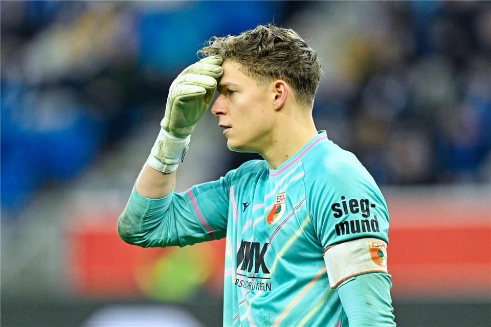 Augsburgs Torwart Finn Dahmen ist mehrfach geschlagenUwe Anspach/dpa