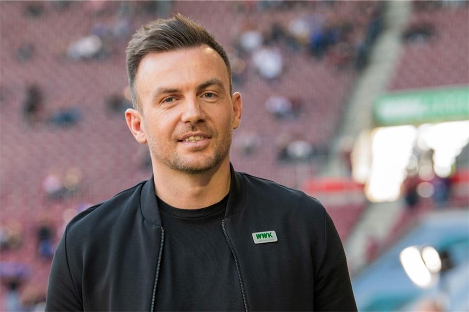 Augsburgs Trainer Enrico Maaßen lächelt.