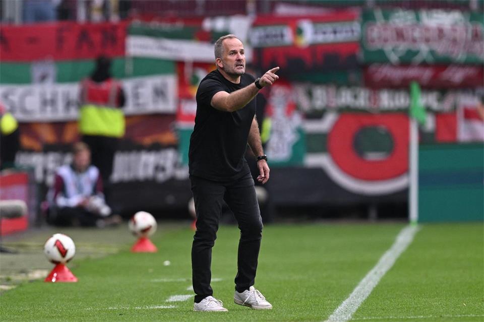 Augsburgs Trainer Manuel Baum bei der 2:3-Niederlage in Bremen.David Inderlied/dpa