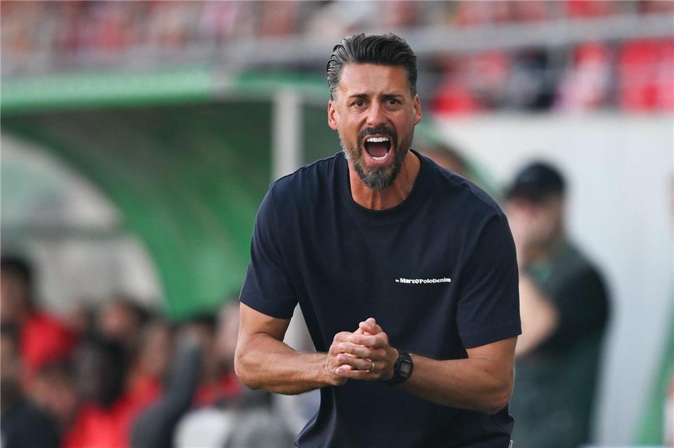 Augsburgs Trainer Sandro Wagner ist mit Leidenschaft bei seinem Debüt im Einsatz. Hendrik Schmidt/dpa