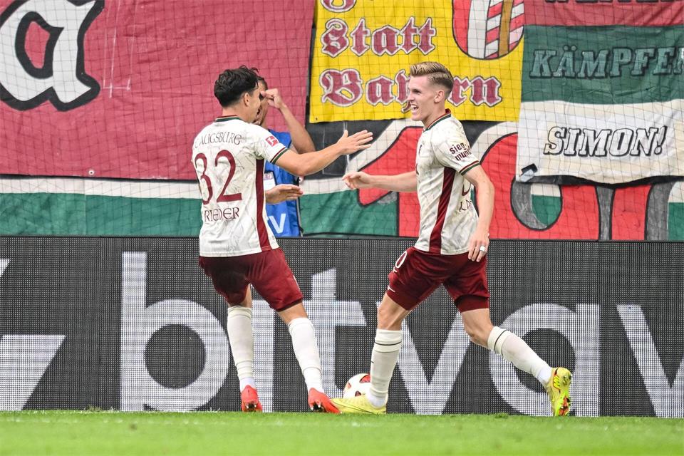 Augsburgs bester Mann gegen Schalke: Matchwinner Kade (r.)Harry Langer/dpa