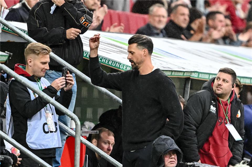 Augsburgs neuer Coach Sandro Wagner fiel kürzlich mit einer Bla-Bla-Geste Richtung Zuschauer auf.Harry Langer/dpa
