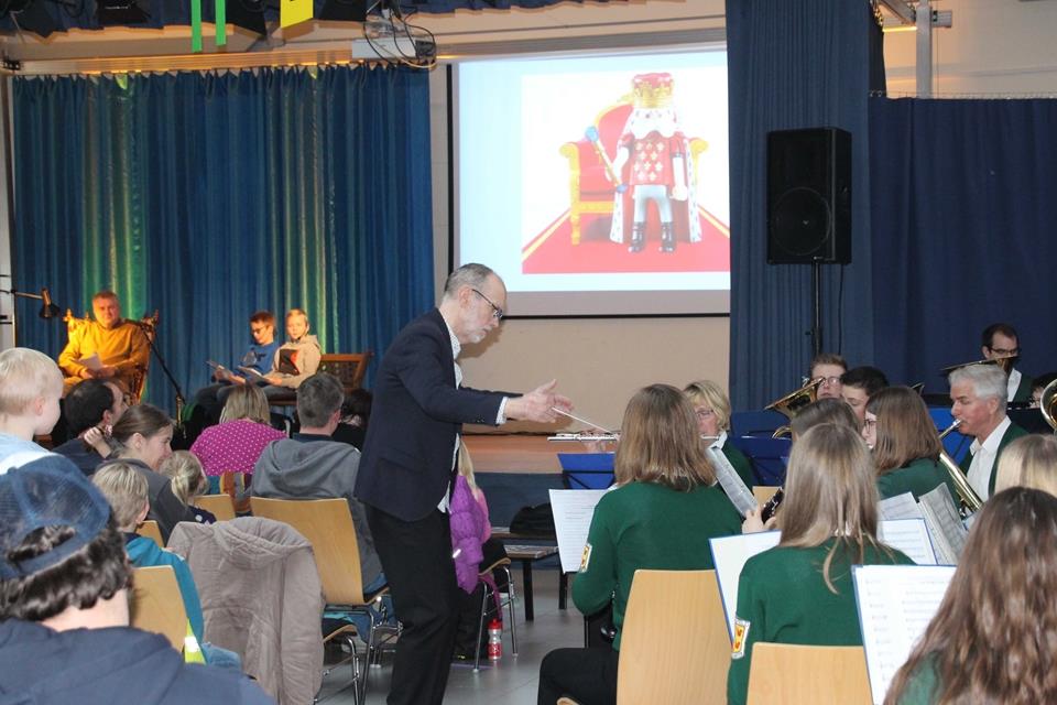 August Krayenbrink (Mitte) hat das Jugendorchester im Forum der St.-Sebastian-Schule dirigiert.