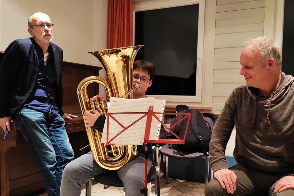 August Krayenbrink, der Dirigent des Jugendorchesters (links) und Uli Meyering, der Dirigent des Aufbau- und Vororchesters (rechts) sind mit der Leistung von Phillip Dinsing an der Tuba zufrieden.