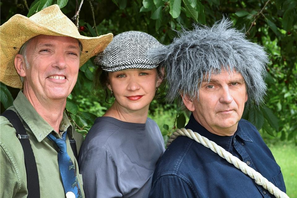 Augustin Upmann, Svetlana Svoroba und Heinz Weißenberg treten in Hecheltjens Hof auf.