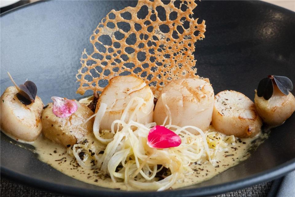 Aurelien Leclerc richtet die Jakobsmuscheln sehr dekorativ mit Lauchgemüse und Quinoa an, empfiehlt dazu einen trockenen Weißwein.Andreas Drouve/dpa-tmn