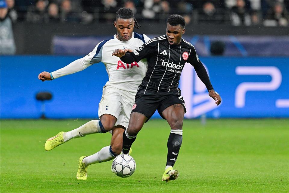 Aurélio Buta (r.) verlässt die Eintracht. (Archivbild)Uwe Anspach/dpa