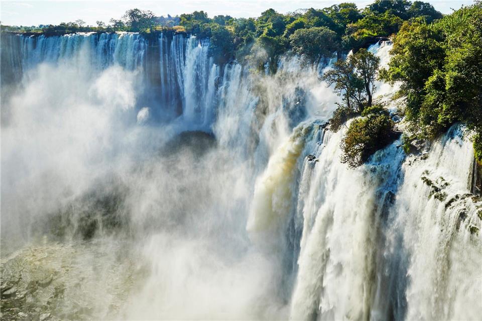 Aus 105 Metern Höhe rauschen die Kalandula-Fälle im Nordwesten Angolas hinab.Robert Haidinger/Angola Tourism Board/dpa-tmn